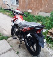 Испытайте острые ощущения от приключений на SPARK SP150R-11, легком, но мощном двухместном мотоцикле.